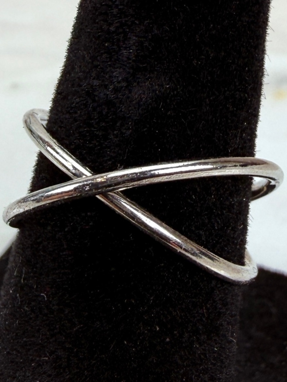 Lightweight Silvertone X Criss Cross sz 4 1/2 Band Ring